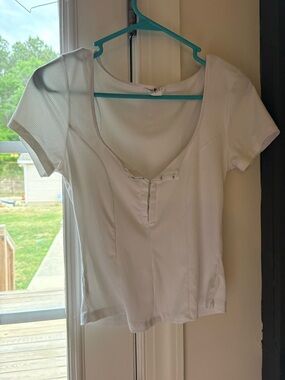 Ribbed White Short Sleeve Scoop Neck Top with Front Snap Detail